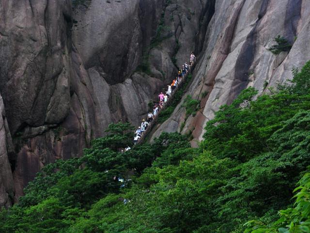 4、第四天：下山时可以在景区里转一圈，从大佛洞开始走。