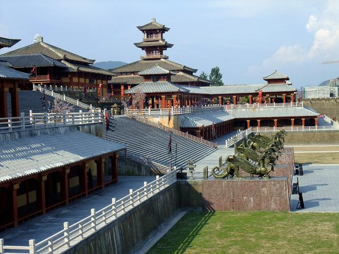 2.内蒙古影视城是一座集影视拍摄、旅游观光为一体的综合景区。