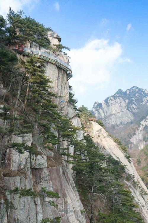 2、天堂寨风景区主要游览路线是：仙人洞，云海宫，百丈岩