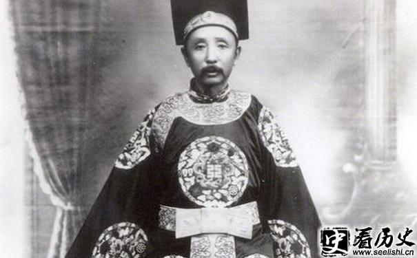 被封二等子爵的张作霖身着冠服