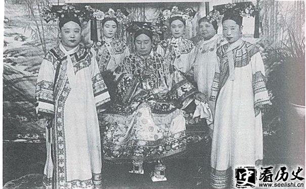 慈禧与侄女隆裕皇后(右一)合照
