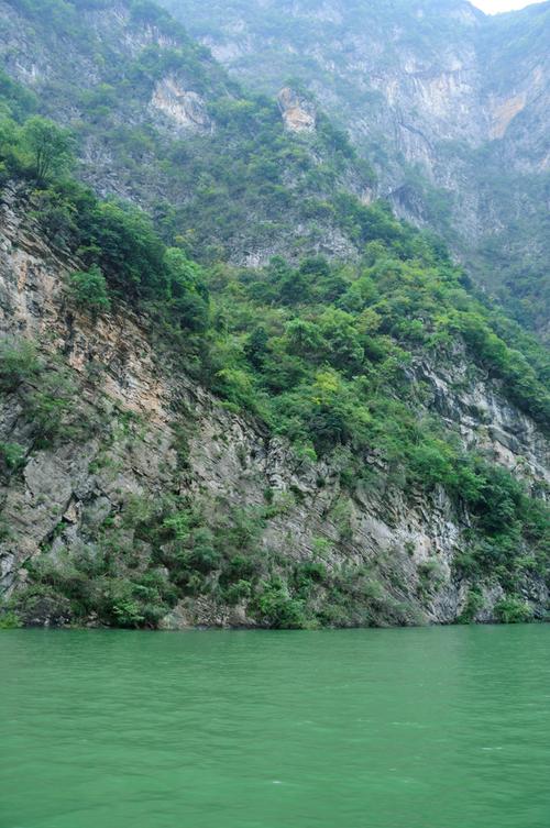1.北江小三峡与北京长城小三峡、重庆涪陵小三峡、湖北宜昌小三峡并称为中国四大黄金旅游线,是国家5A级旅游景区。