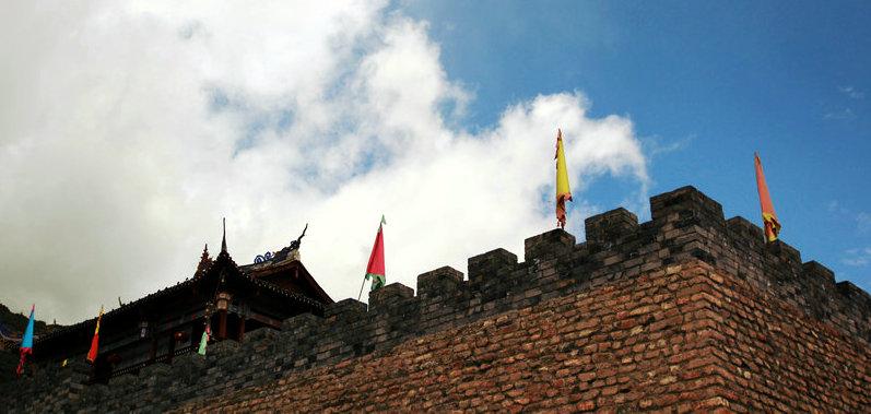 1、在四川境内的成都到松潘或者松龙门山都是可以到达的,票价一般在100-150元之间;