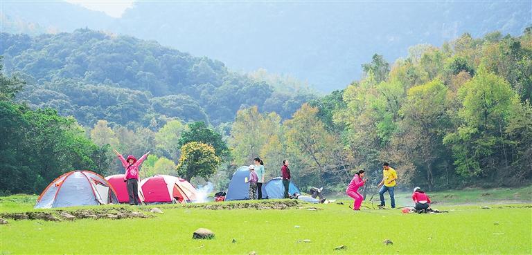 3、在露营时应尽量少使用大功率电器、照明设备等,以免出现危险情况会很难处理。