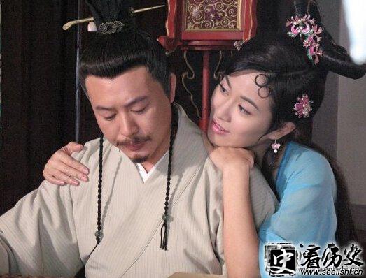 对于虢国夫人杨玉瑶,杜甫《丽人行》的结尾这样写道:“炙手可热势绝伦,慎莫近前丞相嗔。”说的是虢国夫人权势极大,千万别去靠