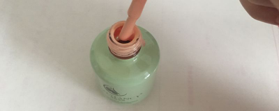 ​绿色指甲油配什么颜色