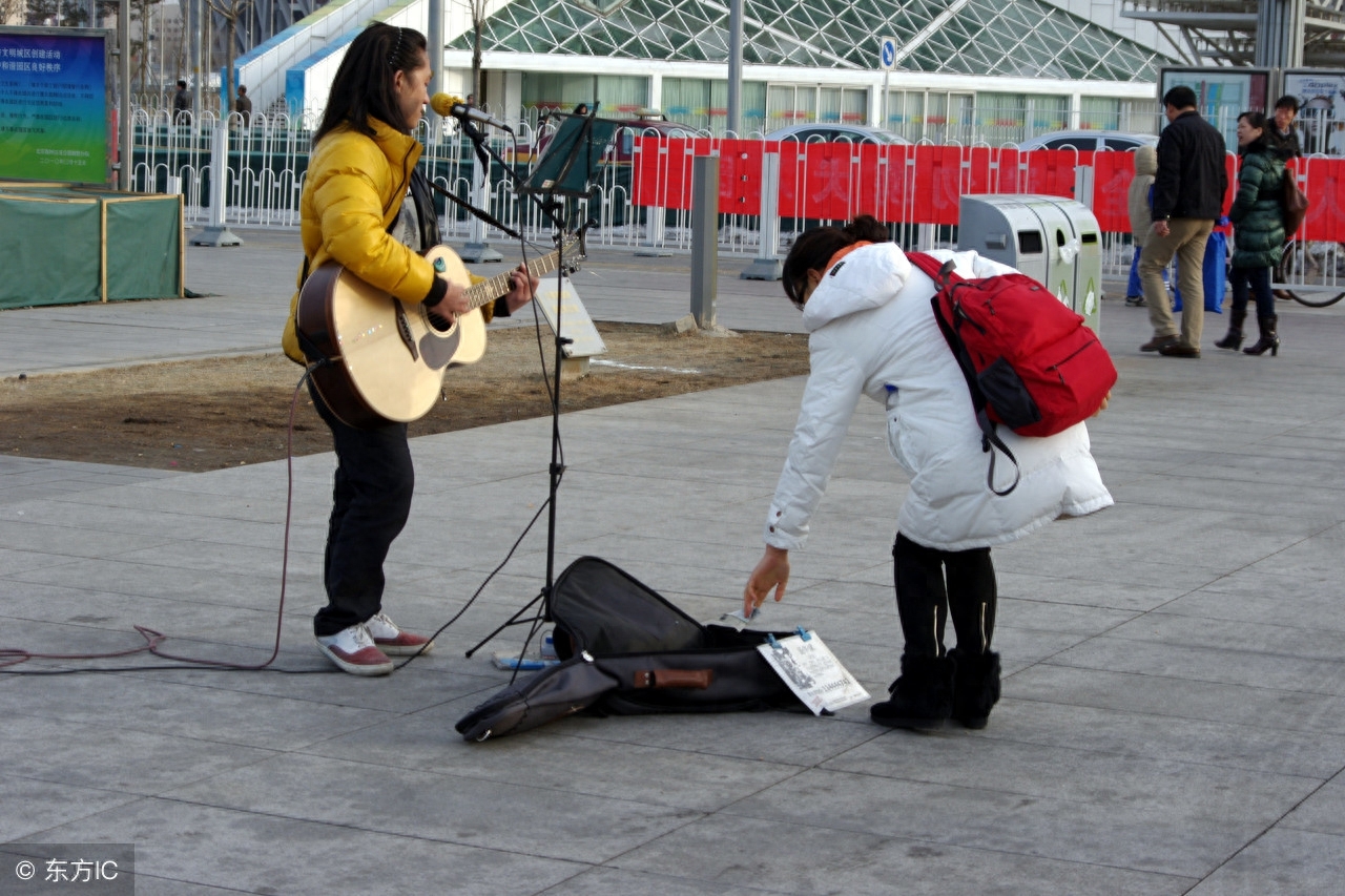 北京街头的流浪歌手,你听过他们的演唱吗?