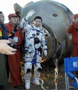 ​1985年，一名美国物理学家，为何将中国的五星红旗带上了太空