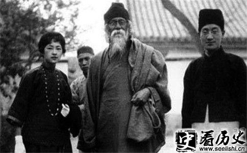 徐志摩林徽因和泰戈尔的合影