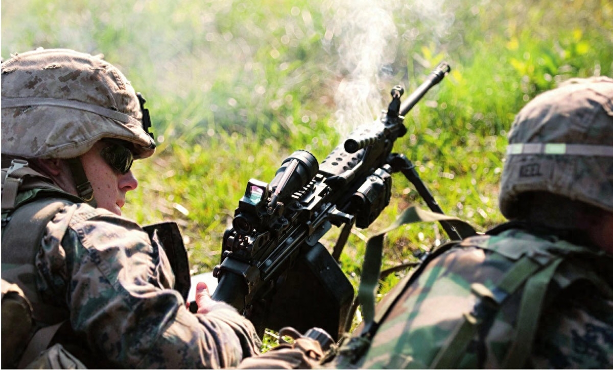 美国海军陆战队制式武器——M249机枪