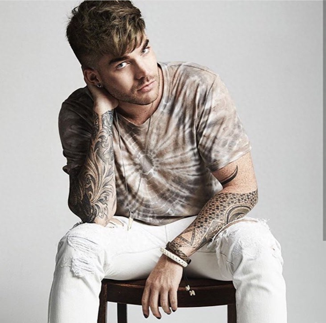 美国偶像中公开出柜的男歌手亚当兰伯特Adam Lambert