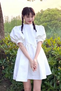 ​林小宅（本名林晓婷，中国内地女歌手、模特、向日宅物创始人）