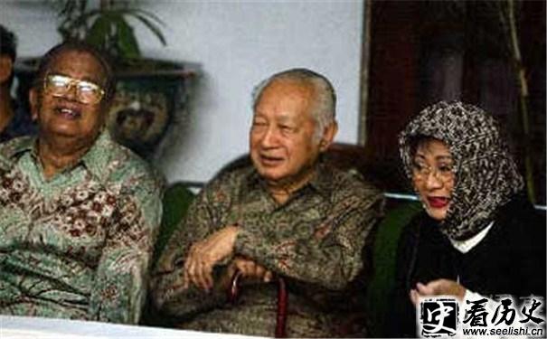 印尼前总统苏哈托(中)图片