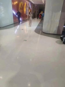 ​年轻女子裸体现身商场 警方介入