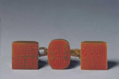 ​溥仪被逐出北京的时为何要把田黄石三链章藏在棉衣里?
