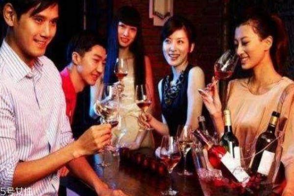 红酒兑雪碧有什么危害 不要再这样喝了 红酒兑雪碧有什么危害 不要再这样喝了