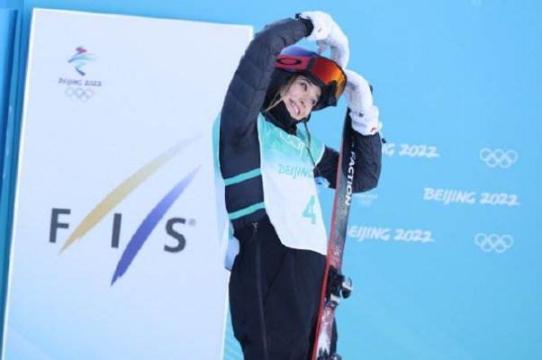 谷爱凌又做鬼脸了 滑雪运动员嘴里咬的是什么 谷爱凌又做鬼脸了 滑雪运动员嘴里咬的是什么