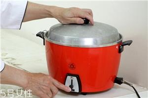 柠檬洗电饭锅的方法步骤 柠檬洗电饭锅的方法步骤