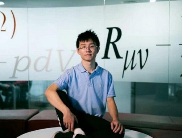 中国95后天才,14岁上大学,22岁就突破科学家百年难题