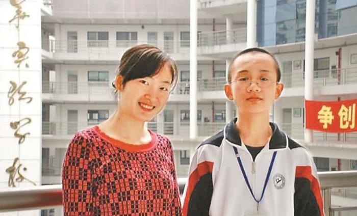 中国95后天才,14岁上大学,22岁就突破科学家百年难题