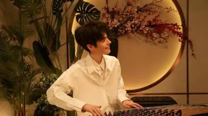 《歌手》18岁美少年小K有多爱中华文化?二胡中国鼓结束又来古筝