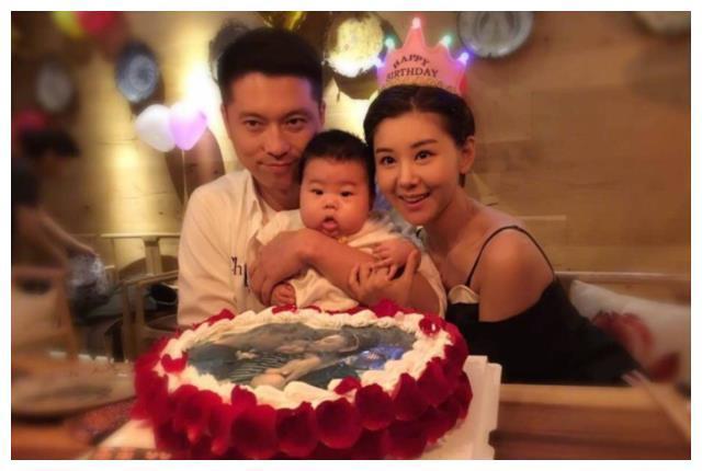 李小萌庆生，丈夫王雷晒他俩相识11年来得照片，却被胖儿子抢镜