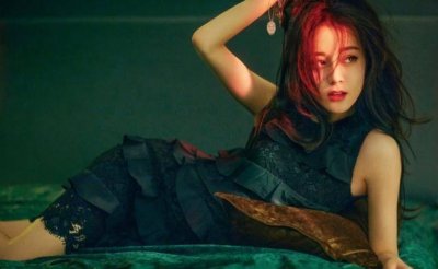 迪丽热巴片场被抓拍,路人照中的“蝴蝶臀”火了,这谁扛得住啊