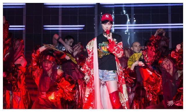 李宇春成都演唱会负伤开唱，腿上打绷带现场依然炫酷！