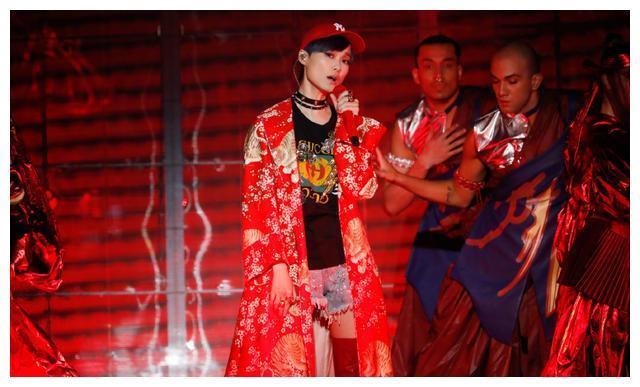 李宇春成都演唱会负伤开唱，腿上打绷带现场依然炫酷！