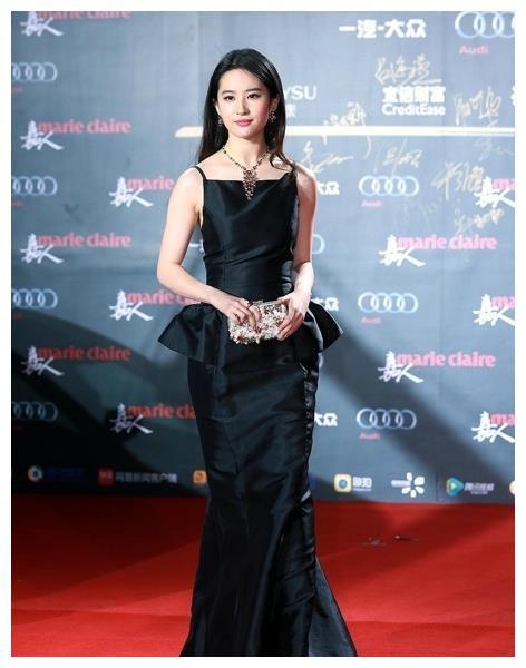 刘亦菲与妈妈商场购物，下身成亮点，网友：女神胖了？