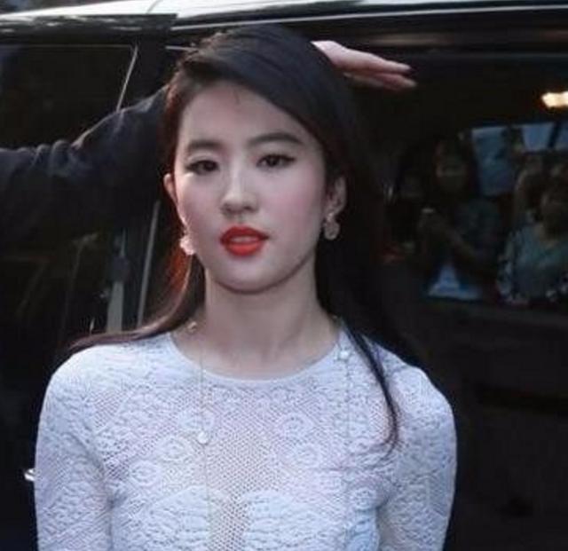 刘亦菲与宋承宪分手后仙气尽失，颜值下滑，浓妆艳抹显得俗