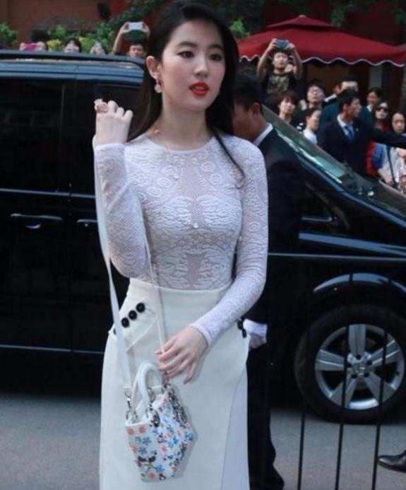 刘亦菲与宋承宪分手后仙气尽失，颜值下滑，浓妆艳抹显得俗