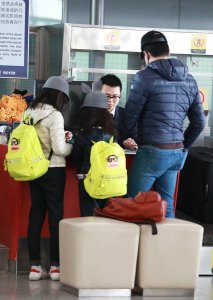 ​佟大为带女儿可爱现身 两个小萝莉亭亭玉立落落大方