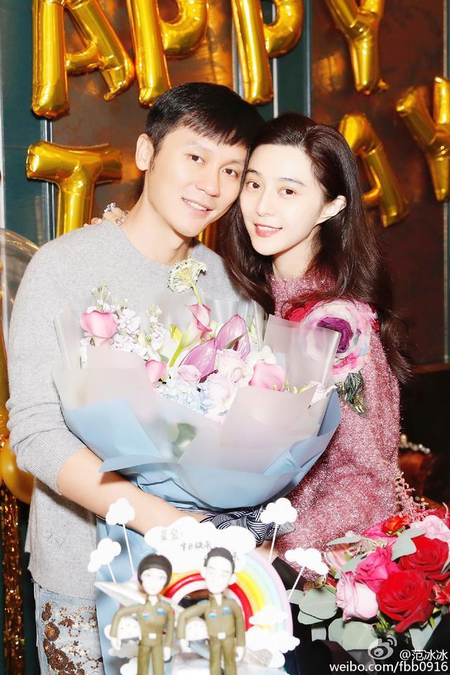范冰冰透明裙啥都遮不住，大叔眼睛都看直