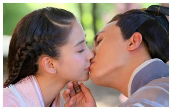 Baby与4大男星亲吻照:前3个黄晓明会吃醋,看到图4笑了