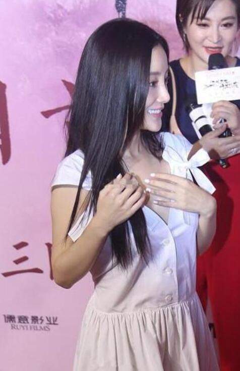 李小璐穿深V裙清纯与性感并存,李艺彤素颜现身确实美