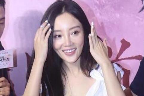 李小璐穿深V裙清纯与性感并存,李艺彤素颜现身确实美