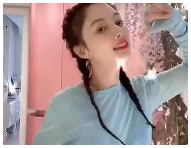 李小璐为何不要二胎?看到她罕见的肚皮照,网友:当妈太不容易