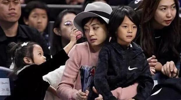 邓超儿女的正面照了,儿子像妈妈女儿像爸爸 真的太像了