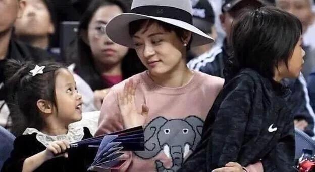 邓超儿女的正面照了,儿子像妈妈女儿像爸爸 真的太像了