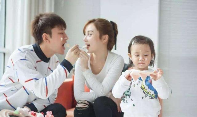 李小璐给甜馨改名“李奕涵”,疑似已经离婚,与贾乃亮无复合可能