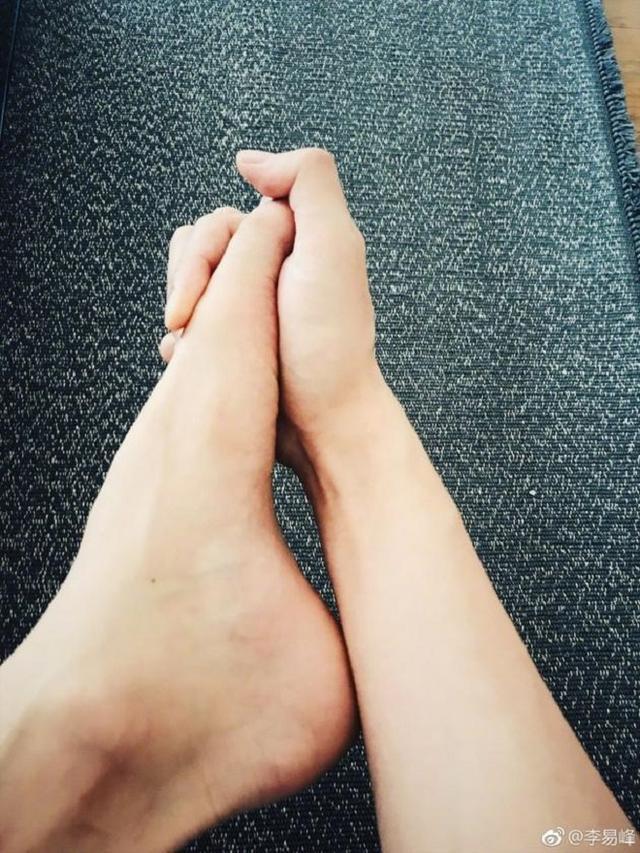 李易峰七夕搞怪发照手脚相握，表明自己是单身狗？