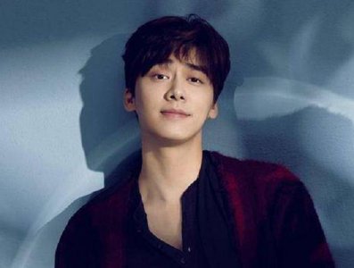 ​李易峰晒自拍曝体重仅132斤，却被一双脚实力抢镜