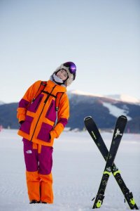 ​何穗晒新疆云霄峰滑雪美照 称林海雪原美景让人心醉