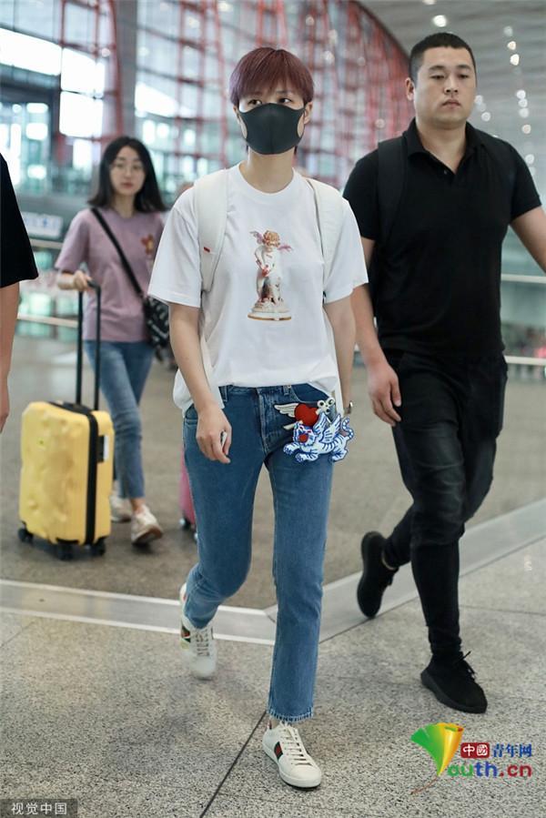 李宇春白T牛仔裤清爽干练 腰挂“小飞虎”暴露少女心