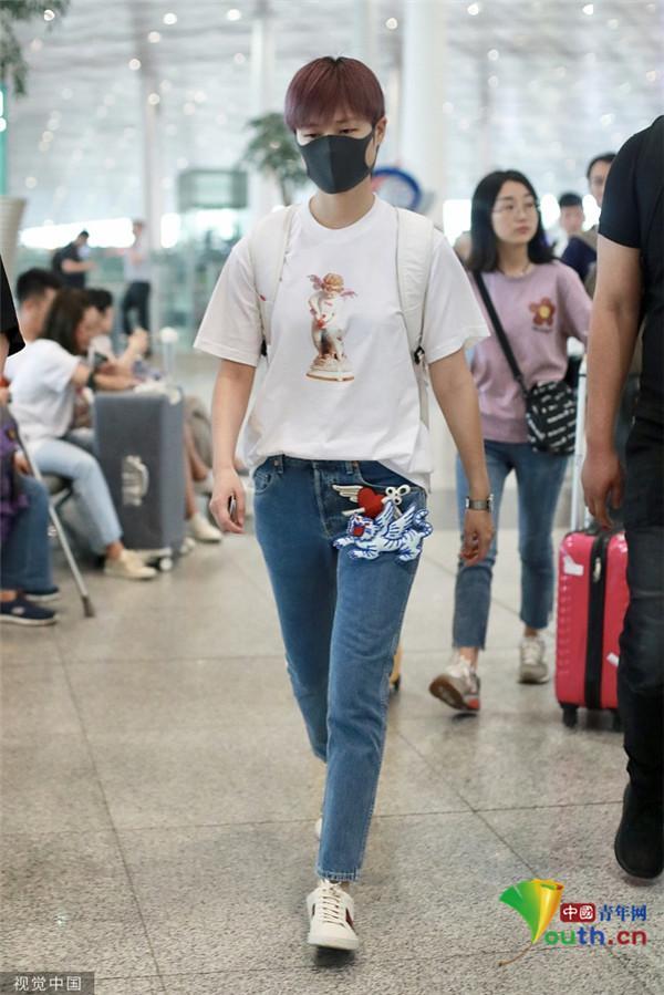 李宇春白T牛仔裤清爽干练 腰挂“小飞虎”暴露少女心