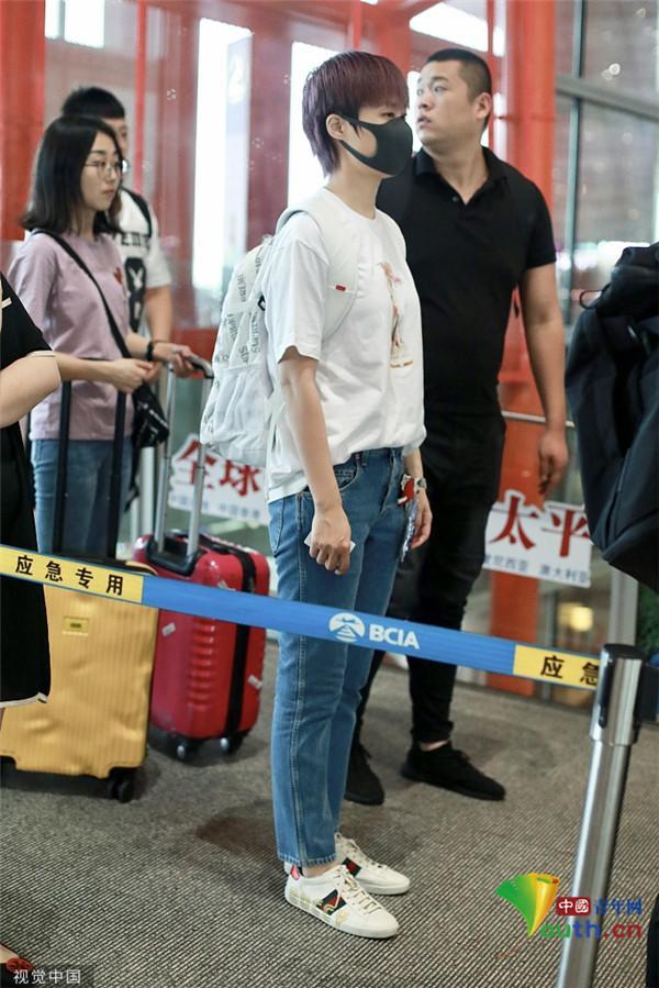 李宇春白T牛仔裤清爽干练 腰挂“小飞虎”暴露少女心