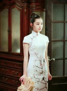 ​适合穿旗袍的女人，身材都有这4个“特征”，穿上身便是摇曳生姿