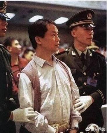 李嘉诚曾被悍匪张子强勒索10亿,他为什么不报复对方?