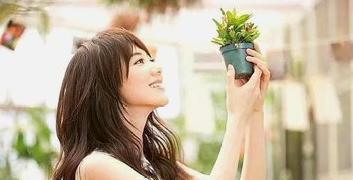央视主持人王冠怎么了?不主持节目了?她近期都在忙什么?